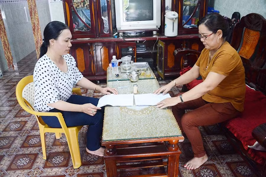  Bà Phạm Thị Hội (bìa phải) trình bày những bức xúc vì bản án chưa được thi hành. Ảnh: Vĩnh Hoàng