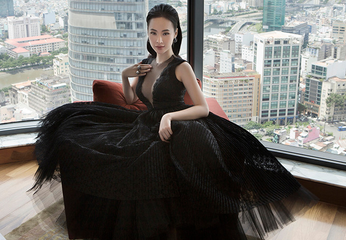 Angela Phương Trinh không ngừng biến hoá phong cách thời trang. Lần này, cô thể hiện vẻ đẹp kiêu sa trong những thiết kế mới của Nguyễn Công Trí.  Angela Phương Trinh không ngừng biến hoá phong cách thời trang. Lần này, cô thể hiện vẻ đẹp kiêu sa trong những thiết kế mới của Nguyễn Công Trí.