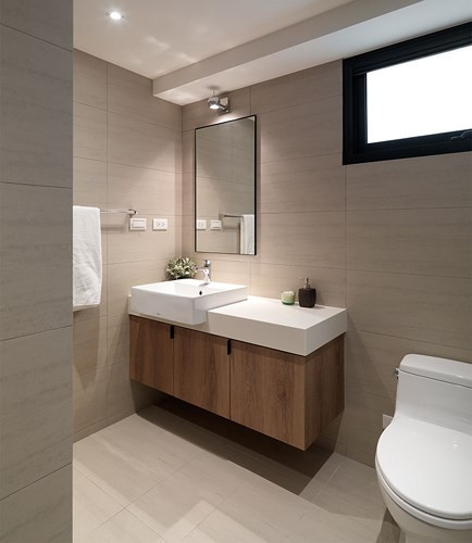 Phòng tắm tiếp tục nhịp điệu tối giản với hai màu sắc trắng và xám đẹp mắt.  Phòng tắm tiếp tục nhịp điệu tối giản với hai màu sắc trắng và xám đẹp mắt.