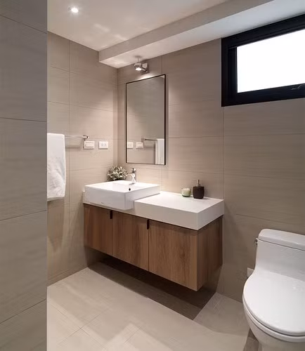  Phòng tắm tiếp tục nhịp điệu tối giản với hai màu sắc trắng và xám đẹp mắt.