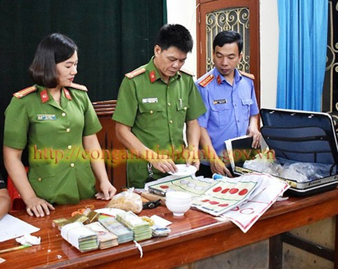 Các tang vật liên quan đến hành vi đánh bạc được công an thu giữ tại sới bạc (Ảnh: Công an Ninh Bình)