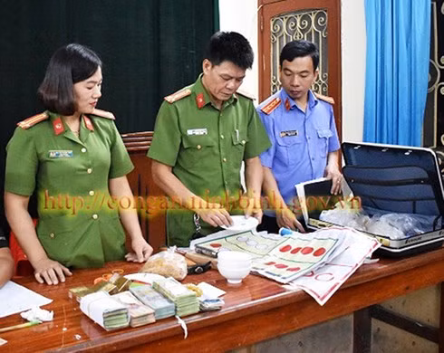 Các tang vật liên quan đến hành vi đánh bạc được công an thu giữ tại sới bạc (Ảnh: Công an Ninh Bình)