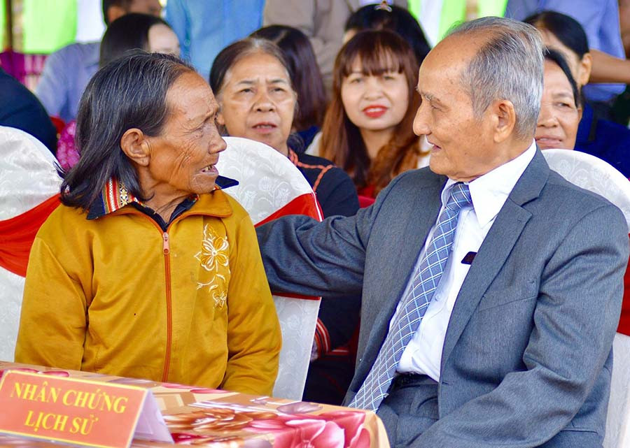 Ông Lê Chí Quyết-nguyên Bí thư huyện 3 (nay là huyện Đak Đoa) cùng bà Kit-con gái út của anh hùng Wừu. Ảnh: Tuấn Nguyễn Ông Lê Chí Quyết-nguyên Bí thư huyện 3 (nay là huyện Đak Đoa) cùng bà Kit-con gái út của anh hùng Wừu. Ảnh: Tuấn Nguyễn