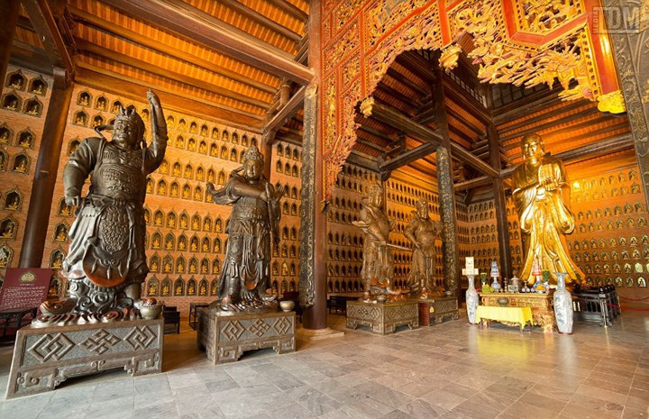  Điện pháp chủ chùa Bái Đính thờ Phật Tổ xây dựng toàn bằng bê tông cốt thép giả gỗ rất đồ sộ, hoành tráng. Điện có 5 gian, gian giữa rất rộng, dài đến 13,5m, 4 gian hai bên, mỗi gian dài 8,13m. 