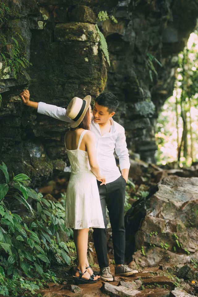 Mạnh Cường tặng hoa rồi trao cho Lê Ngân nụ hôn ngọt ngào rồi ngỏ lời về một đám cưới để cả hai có thể cùng nắm tay nhau đi hết hành trình yêu.