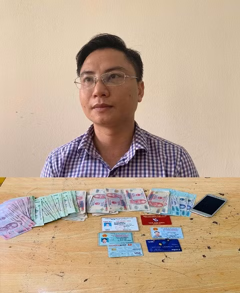  Ngô Văn Khích cùng tang vật bị bắt giữ tại cơ quan điều tra