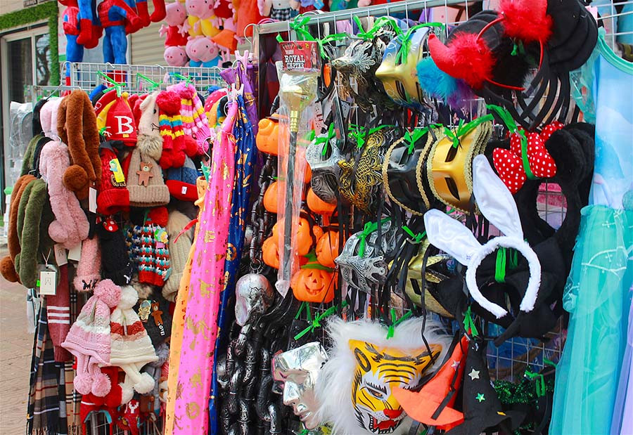 Các mặt hàng đồ chơi Halloween khá đa dạng và phong phú. Ảnh: Hồng Thi Các mặt hàng đồ chơi Halloween khá đa dạng và phong phú. Ảnh: Hồng Thi
