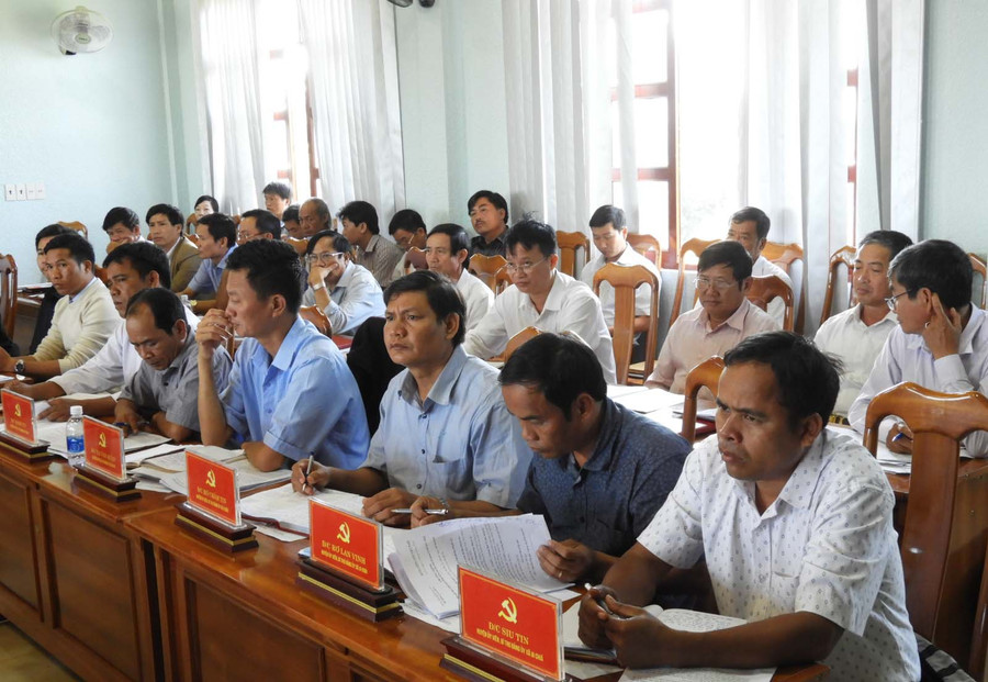 Các ủy viên Ban chấp hành Đảng bộ huyện dự hội nghị . Ảnh: Thanh Nhật 