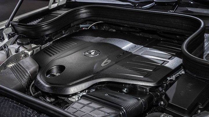 Xe sử dụng động cơ 6 xy-lanh thẳng hàng, dung tích 3.0 L tăng áp kép kết hợp với hệ dẫn động hybrid. Động cơ sản sinh công suất 362 mã lực và mô-men xoắn 500 Nm. Một động cơ điện dự phòng có thể cung cấp thêm 21 mã lực và 250 Nm mô-men xoắn. Xe sử dụng hộp số 9 cấp tự động. Xe sử dụng động cơ 6 xy-lanh thẳng hàng, dung tích 3.0 L tăng áp kép kết hợp với hệ dẫn động hybrid. Động cơ sản sinh công suất 362 mã lực và mô-men xoắn 500 Nm. Một động cơ điện dự phòng có thể cung cấp thêm 21 mã lực và 250 Nm mô-men xoắn. Xe sử dụng hộp số 9 cấp tự động.