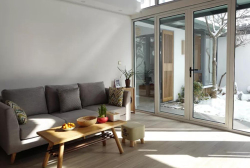 Huan có thể thoải mái ngồi ngắm tuyết rơi qua khung cửa kính mà không sợ lạnh. Huan có thể thoải mái ngồi ngắm tuyết rơi qua khung cửa kính mà không sợ lạnh.