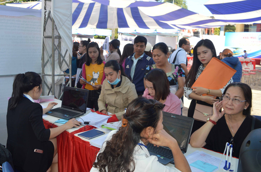 Lao động phỏng vấn trực tiếp tại các gian hàng việc làm. Ảnh: Đinh Yến Lao động phỏng vấn trực tiếp tại các gian hàng việc làm. Ảnh: Đinh Yến