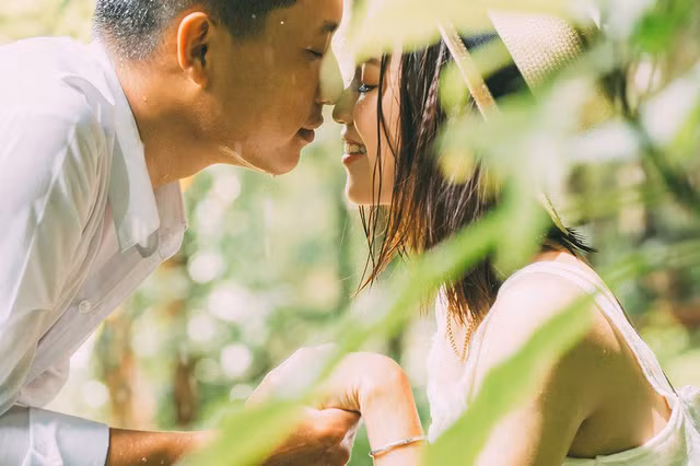 Để tạo sự bất ngờ cho người con gái mình thương Mạnh Cường âm thầm đi từ Đắk Nông lên TP Hồ Chí Minh, đứng chờ Lê Ngân trước cửa phòng cô. Nhìn thấy người yêu, mọi mệt mỏi của ngày làm việc căng thẳng dường như tan biến.