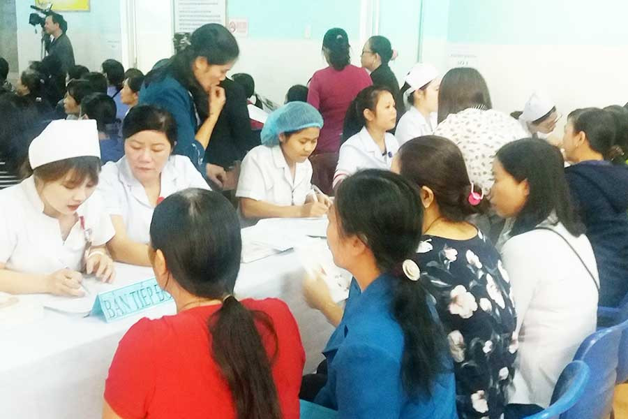  Các bác sĩ tư vấn kiến thức về phòng-chống bệnh ung thư vú cho chị em phụ nữ. Ảnh: N.N