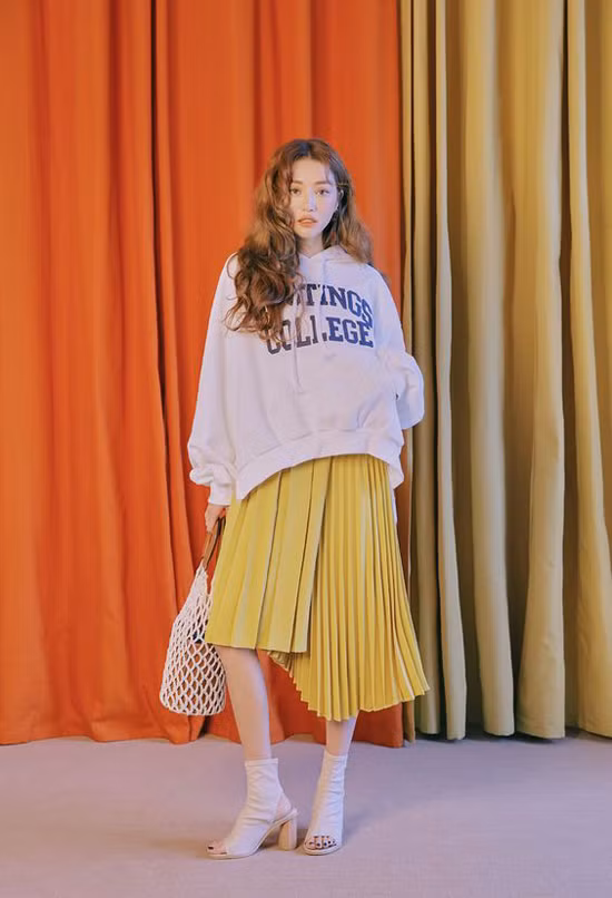 Gam vàng với nhiều sắc độ khác nhau vẫn được ưa chuộng trong không khí thu đông. Nó được mang vào các mẫu chân váy xếp ly, áo sweater, áo hoodie giúp phái đẹp thỏa sức mix-match. Gam vàng với nhiều sắc độ khác nhau vẫn được ưa chuộng trong không khí thu đông. Nó được mang vào các mẫu chân váy xếp ly, áo sweater, áo hoodie giúp phái đẹp thỏa sức mix-match.