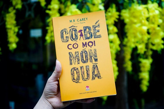 Tiểu thuyết Cô bé có mọi món quà là tác phẩm thuộc thể loại khoa học giả tưởng. Tiểu thuyết Cô bé có mọi món quà là tác phẩm thuộc thể loại khoa học giả tưởng.