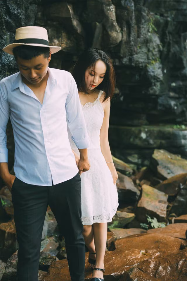 Người ta vẫn thường nói, tình yêu bằng tuổi là tình yêu đầy trắc trở và chênh vênh, thế nhưng Mạnh Cường và Lê Ngân trưởng thành để thấu hiểu và vun vén cho hạnh phúc đời mình.