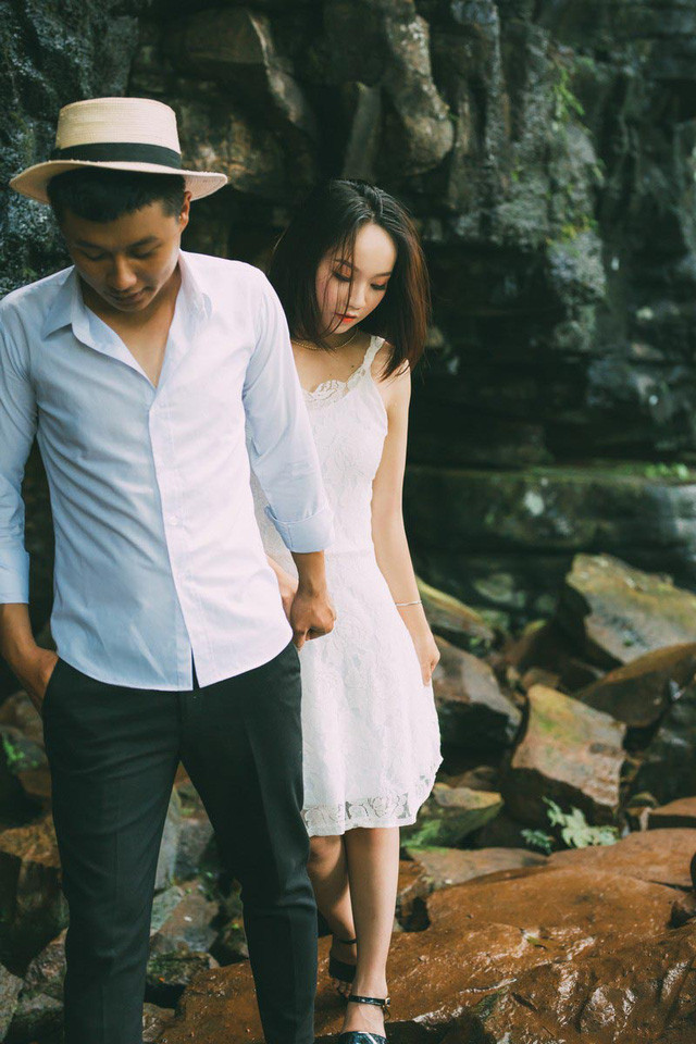 Người ta vẫn thường nói, tình yêu bằng tuổi là tình yêu đầy trắc trở và chênh vênh, thế nhưng Mạnh Cường và Lê Ngân trưởng thành để thấu hiểu và vun vén cho hạnh phúc đời mình. Người ta vẫn thường nói, tình yêu bằng tuổi là tình yêu đầy trắc trở và chênh vênh, thế nhưng Mạnh Cường và Lê Ngân trưởng thành để thấu hiểu và vun vén cho hạnh phúc đời mình.