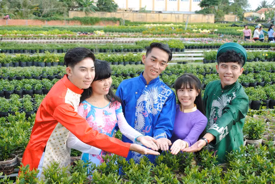 Các bạn trẻ thường đến các vườn hoa của nông dân Sa Đéc để chụp ảnh