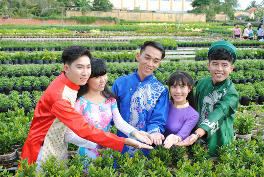 Các bạn trẻ thường đến các vườn hoa của nông dân Sa Đéc để chụp ảnh