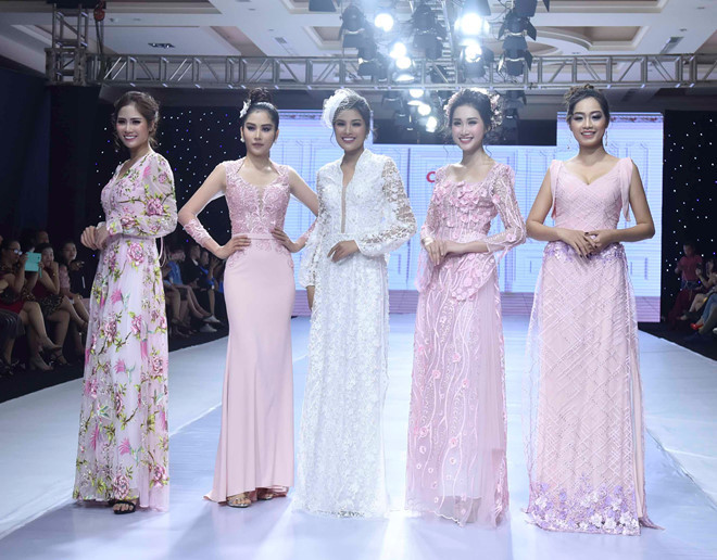  Màu sắc bộ sưu tập chủ yếu là trắng và tông màu pastel. Ngoài ra, nhà thiết kế còn điểm xuyết một số màu nổi bật như đỏ, vàng chanh làm điểm nhấn. Một số mẫu kết hợp giữa áo dài và đầm dạ hội. 