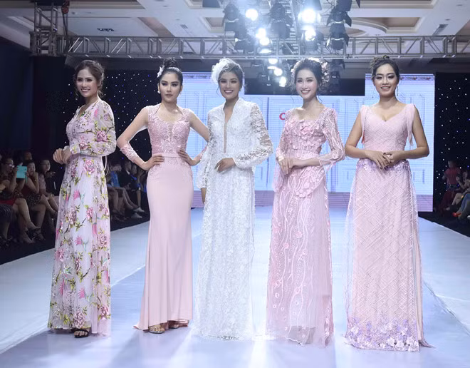  Màu sắc bộ sưu tập chủ yếu là trắng và tông màu pastel. Ngoài ra, nhà thiết kế còn điểm xuyết một số màu nổi bật như đỏ, vàng chanh làm điểm nhấn. Một số mẫu kết hợp giữa áo dài và đầm dạ hội. 