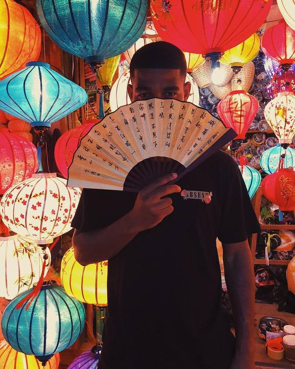 Khari hào hứng tạo dáng cùng đèn lồng trong phố cổ. Ảnh: Khari Oriogun. Khari hào hứng tạo dáng cùng đèn lồng trong phố cổ. Ảnh: Khari Oriogun.