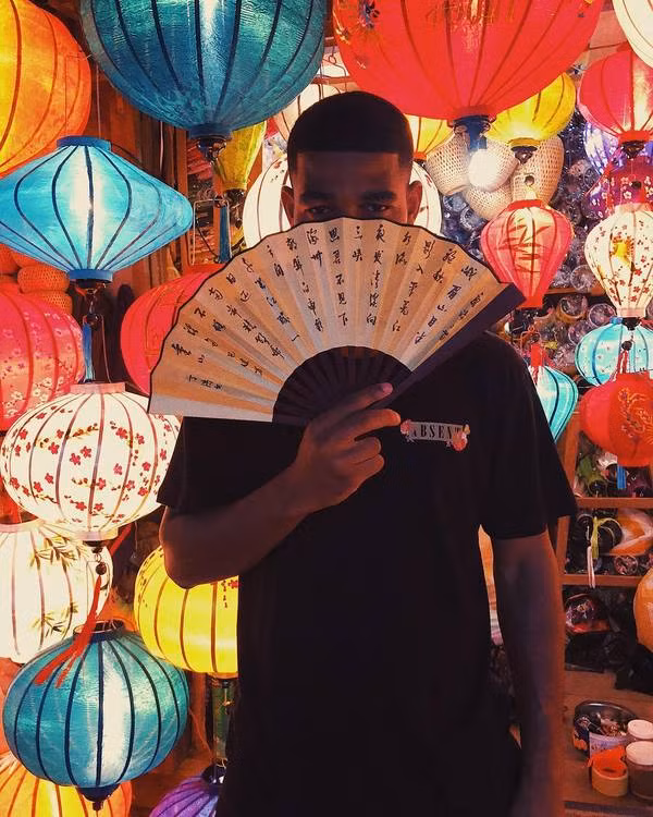  Khari hào hứng tạo dáng cùng đèn lồng trong phố cổ. Ảnh: Khari Oriogun.