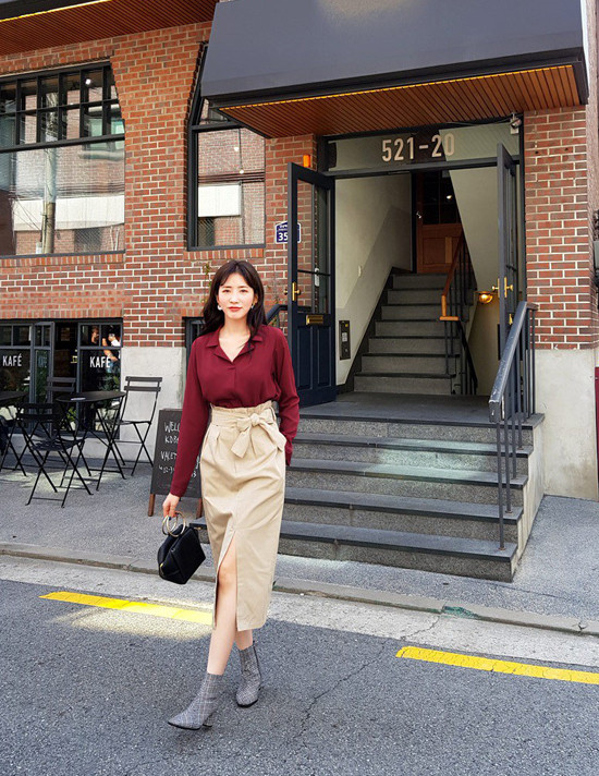  Những kiểu váy tông màu cà phê sữa nhạt, màu xi măng là hot trend ở mùa thu đông 2018. Các cô nàng thích chạy theo xu hướng thì không nên bỏ lỡ. 