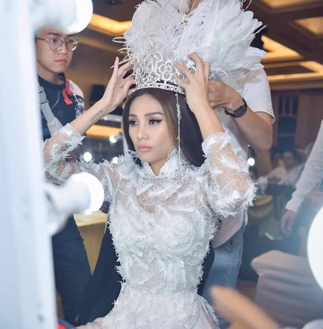 Tham dự show thời trang hôm 30/10, Võ Hoàng Yến trình diễn mẫu áo dài trắng, đính kết lông vũ cầu kỳ, lấy ý tưởng từ hình ảnh nàng Mị Châu trong truyền thuyết. Đi kèm trang phục là phụ kiện vương miện gắn lông đồng điệu.