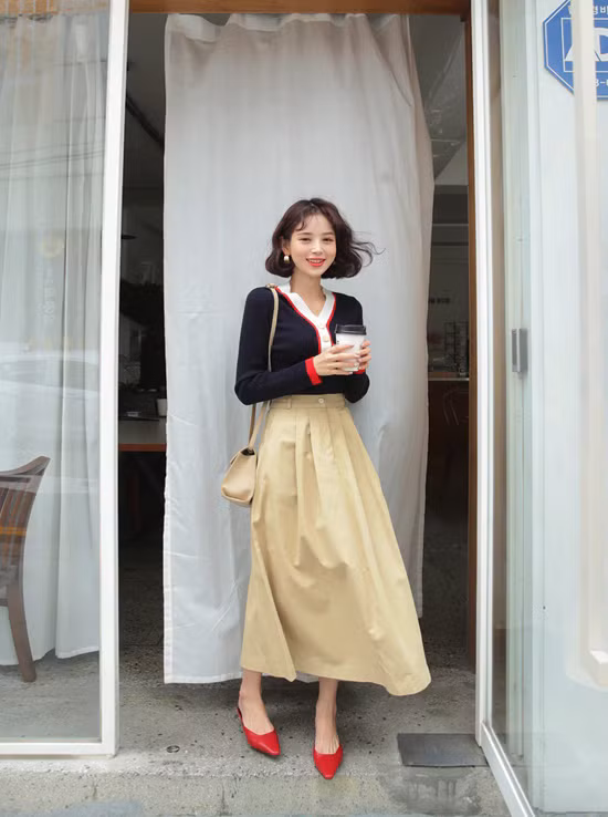 Với nét đặc trưng riêng về độ dày của vải, kaki là chất liệu dễ tạo nên cảm giác thô cứng. Nhưng khi đưa vào các dáng váy midi, chúng lại mang tới sự độc đáo. Với nét đặc trưng riêng về độ dày của vải, kaki là chất liệu dễ tạo nên cảm giác thô cứng. Nhưng khi đưa vào các dáng váy midi, chúng lại mang tới sự độc đáo.