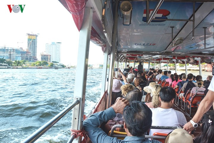 Chao Phraya thường được biết đến trong tiếng Việt với tên gọi sông Mê Nam. Lênh đênh trên sông, du khách như được ngược dòng thăng trầm lịch sử của Bangkok.
