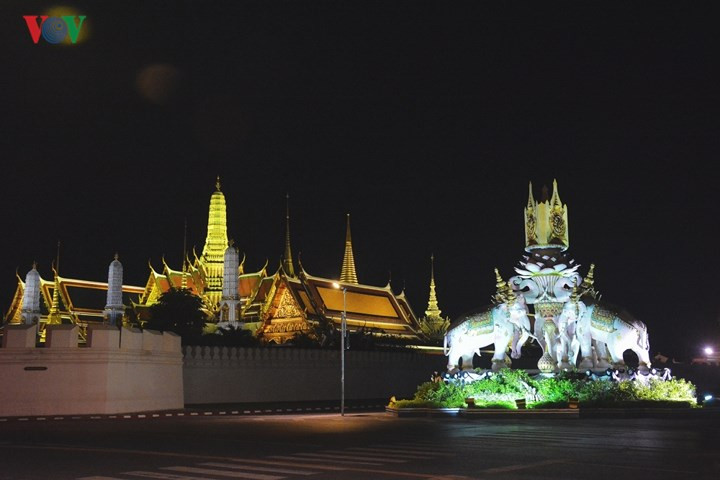 Bến Tha Chang dẫn đến Hoàng cung Grand Palace, công trình kiến trúc hoàng gia hoành tráng, đẹp hoàn mỹ.