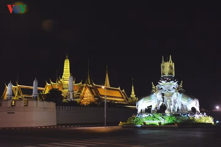 Bến Tha Chang dẫn đến Hoàng cung Grand Palace, công trình kiến trúc hoàng gia hoành tráng, đẹp hoàn mỹ.
