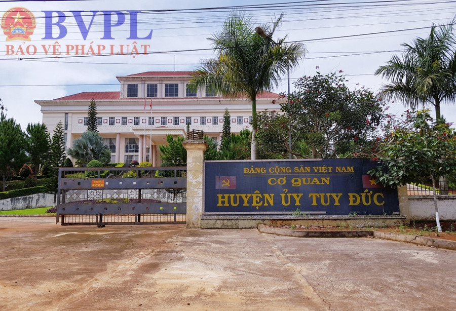 Trụ sở Huyện ủy Tuy Đức nơi Bí thư và nguyên Bí thư cùng nhiều cán bộ trong quá trình công tác để xảy ra nhiều sai phạm nghiêm trọng, vừa bị UBKT Tỉnh ủy kỷ luật và đề nghị kỷ luật. Ảnh: Chính Cương Trụ sở Huyện ủy Tuy Đức nơi Bí thư và nguyên Bí thư cùng nhiều cán bộ trong quá trình công tác để xảy ra nhiều sai phạm nghiêm trọng, vừa bị UBKT Tỉnh ủy kỷ luật và đề nghị kỷ luật. Ảnh: Chính Cương