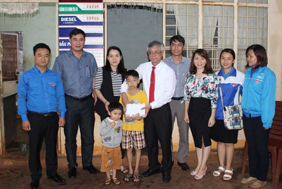 Các đơn vị trao học bổng cho em Lương Văn Giang. Ảnh: Phan Lài