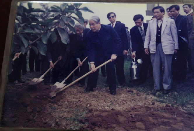Hình ảnh Cố Tổng Bí thư Đỗ Mười trồng cây đa lưu niệm tại xã Đông Mỹ năm 1996. Ảnh tư liệu.