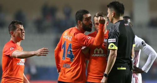 Turan (áo số 14) vốn là một cầu thủ có nhiều tai tiếng trên sân cỏ. Ảnh: CHỤP MÀN HÌNH