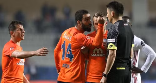 Turan (áo số 14) vốn là một cầu thủ có nhiều tai tiếng trên sân cỏ. Ảnh: CHỤP MÀN HÌNH