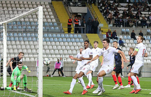 Tình huống Dier đưa bóng chạm cột dọc khung thành Croatia cuối hiệp một. Ảnh: PA.