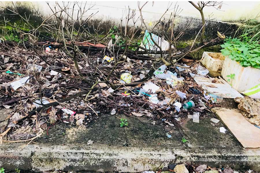 Một đoạn vỉa hè nhếch nhác trên đường Võ Thị Sáu, gần đoạn giao với đường Hùng Vương (ảnh chụp sáng 1-10). Ảnh: Đ.M.P  Một đoạn vỉa hè nhếch nhác trên đường Võ Thị Sáu, gần đoạn giao với đường Hùng Vương (ảnh chụp sáng 1-10). Ảnh: Đ.M.P