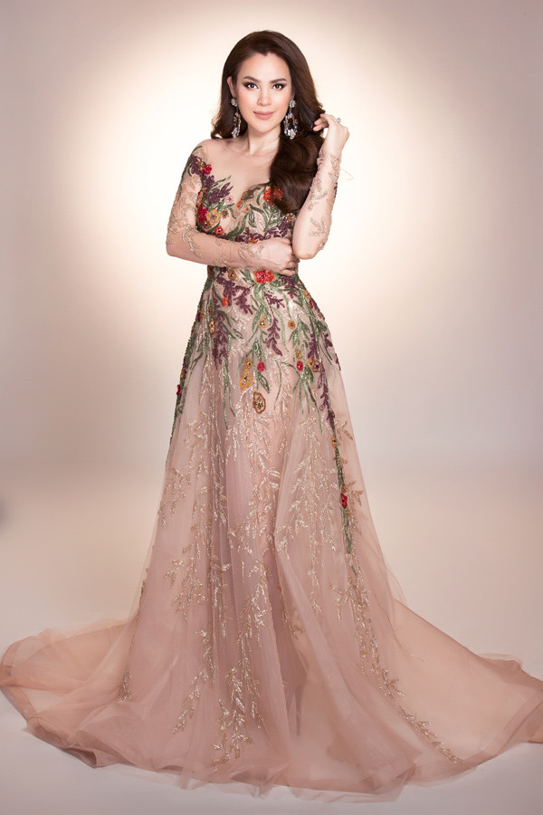 Phương Lê vừa thực hiện bộ ảnh mới với trang phục dạ hội thêu đính cầu kỳ.