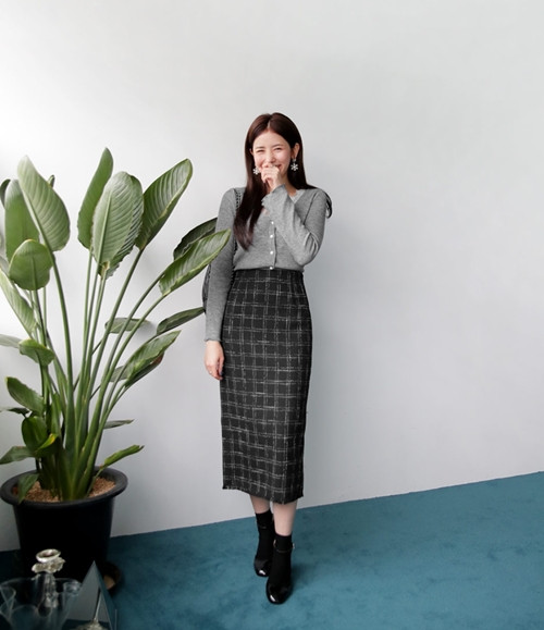 Hóa cô tiểu thư mơ màng với chân váy kẻ dáng dài cổ điển là điều mà bất cứ bạn gái nào cũng có thể làm được.