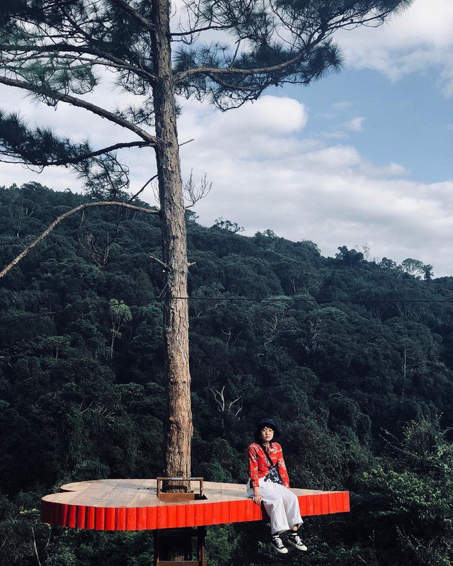  Mới đây, hình ảnh “cây thông cô đơn” với trái tim lơ lửng giữa trời ở Đà Lạt trở thành điểm check-in gây “sốt” cho những người yêu thích xê dịch.