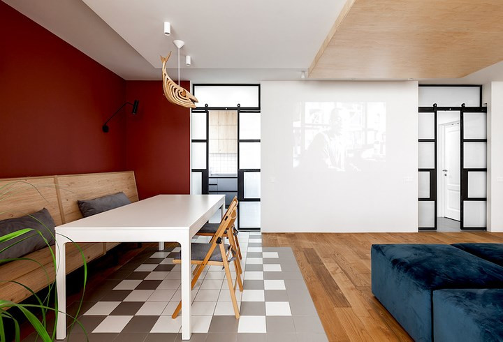 Ở góc tường, bộ bàn ghế gỗ là một góc xem phim khác dành cho các thành viên hoặc có thể được dùng như bàn tiếp khách.