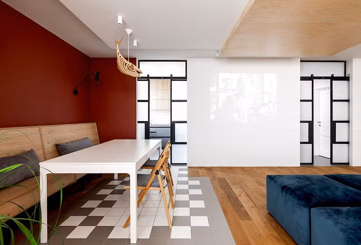 Ở góc tường, bộ bàn ghế gỗ là một góc xem phim khác dành cho các thành viên hoặc có thể được dùng như bàn tiếp khách.