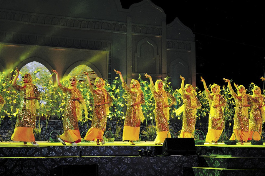 Vũ điệu Chăm bên bờ Búng Bình Thiên. Ảnh: LỤC TÙNG