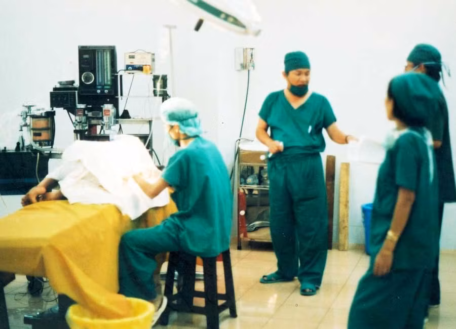  Phẫu thuật chỉnh hình cho nạn nhân chất độc da cam. Ảnh: Xuân Quỳnh