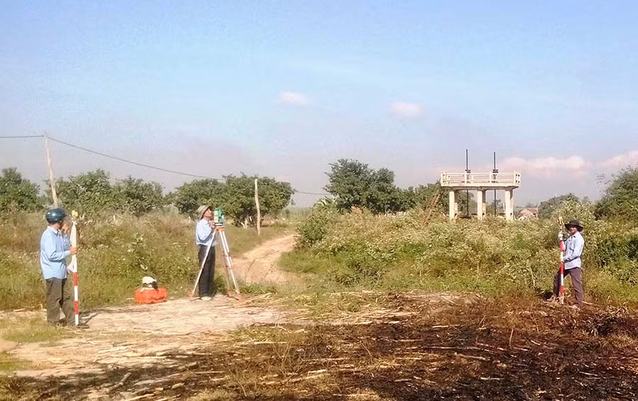  Đo đạc, kiểm kê đất đai phục vụ công tác cấp GCNQSDĐ. Ảnh: N.T