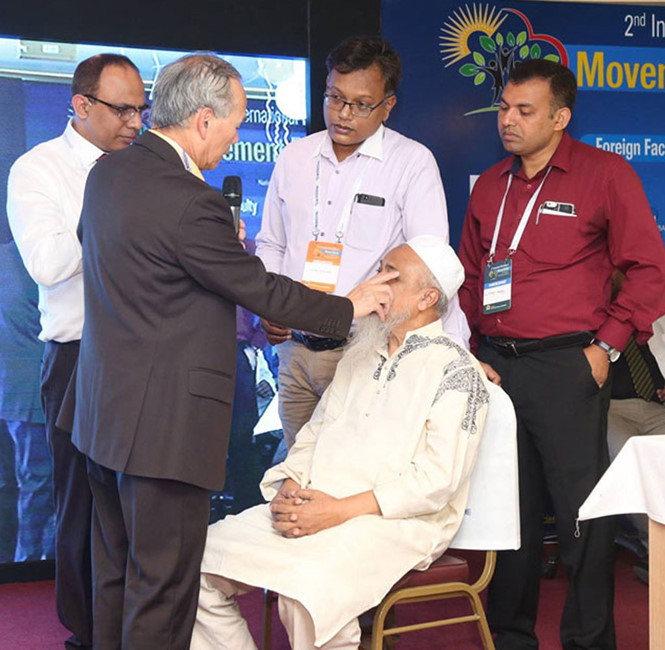 Ông khám cho bệnh nhân tại hội thảo ở Bangladesh