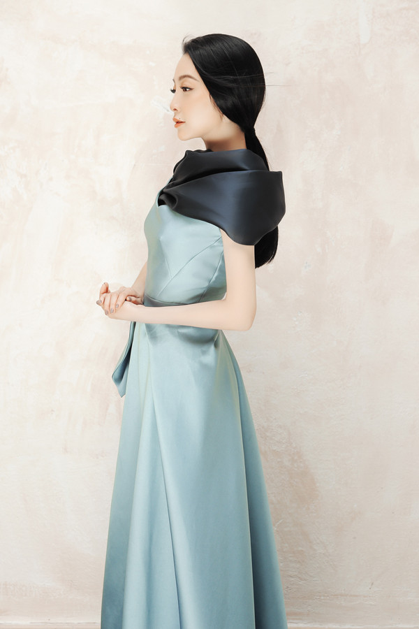 Tận dụng kỹ thuật xếp vải và tạo khối khá nhiều, vì thế những mẫu trang phục này phù hợp với bạn gái có thân hình mảnh dẻ. Tận dụng kỹ thuật xếp vải và tạo khối khá nhiều, vì thế những mẫu trang phục này phù hợp với bạn gái có thân hình mảnh dẻ.